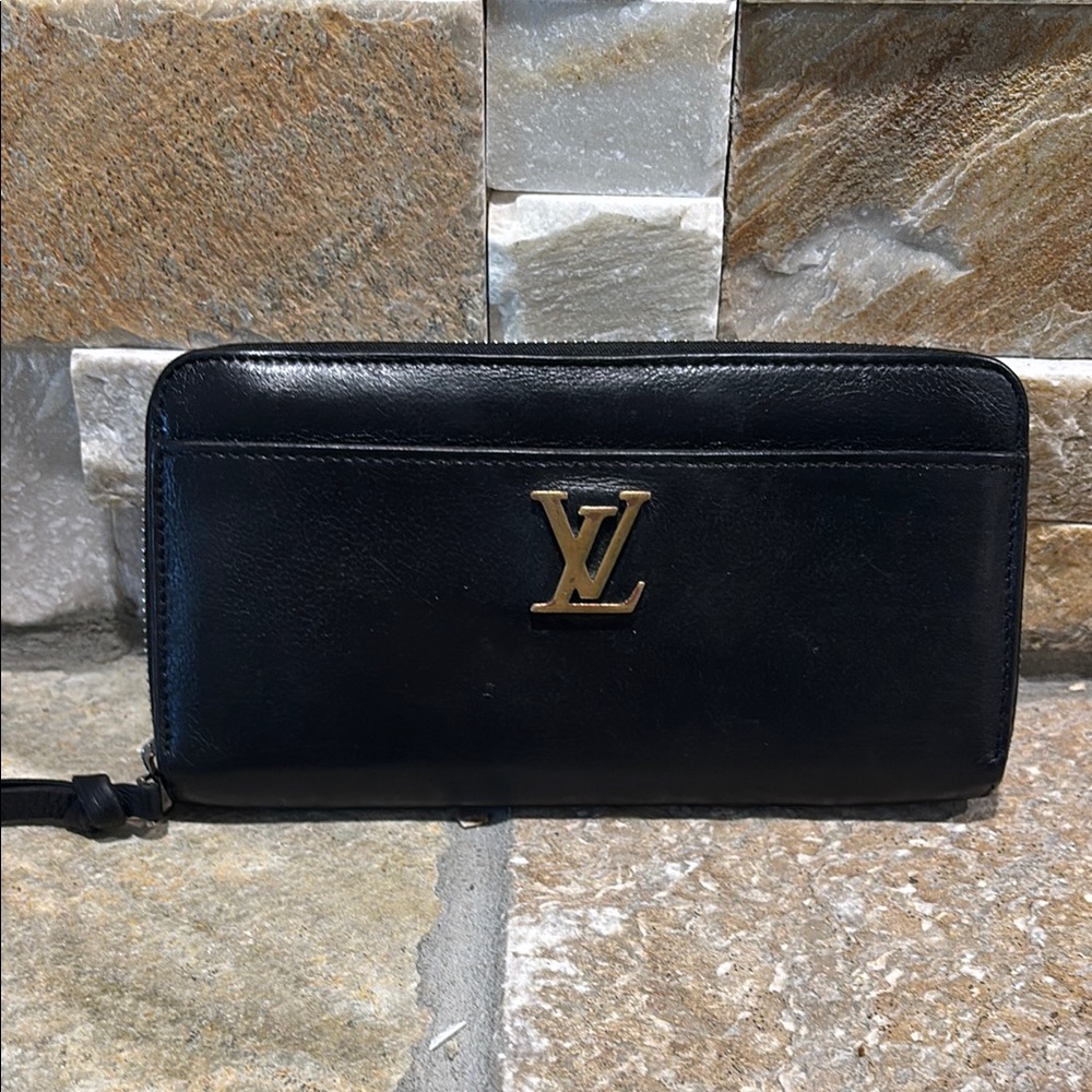 Authentic Louis Vuitton Black leather Lock Me full zip wallet - Picture 2 of 13